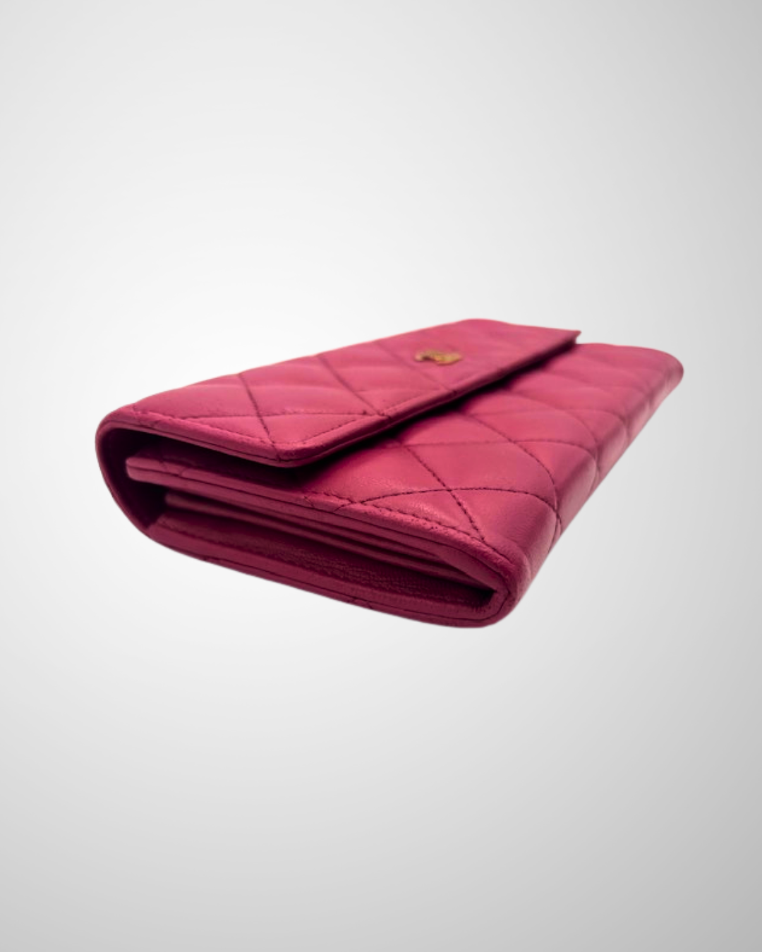 Vintage Chanel Classic Flap Pung i deep raspberry pink farve, med klassisk quiltet design og elegant udtryk.