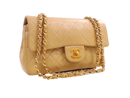 Preloved Classic Chanel flap med GHW dobbelt flap-taske i beige lammeskind med guld hardware, kæderem og quiltet design – Reluxe.dk