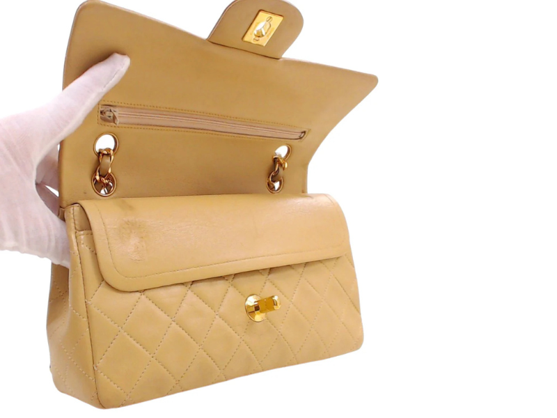 Indersiden af vintage Classic Chanel flap med GHW-taske med guld hardware og rummelig beige læderforing