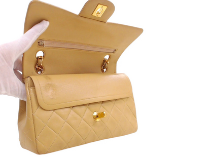 Indersiden af vintage Classic Chanel flap med GHW-taske med guld hardware og rummelig beige læderforing