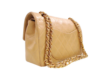 Classic Chanel flap med GHW dobbelt flap-taske i beige lammeskind med guld hardware og kæderem bagfra