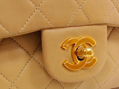 Guld hardware detalje på secondhand Classic Chanel flap med GHW taske