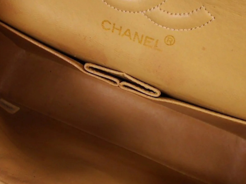 Indersiden af preloved Classic Chanel flap med GHW taske fra Reluxe.dk