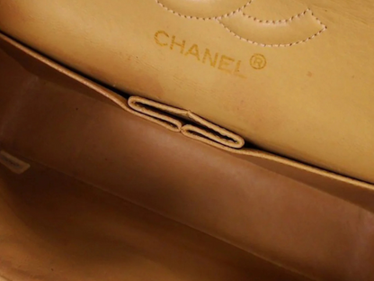 Indersiden af preloved Classic Chanel flap med GHW taske fra Reluxe.dk