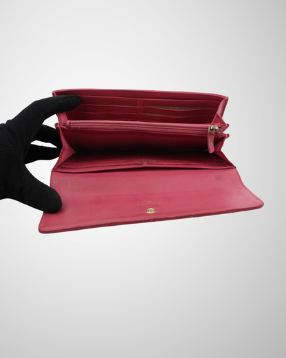 Vintage Chanel Classic Flap Pung åbnet, viser det indvendige rum og elegant deep raspberry pink inderside.