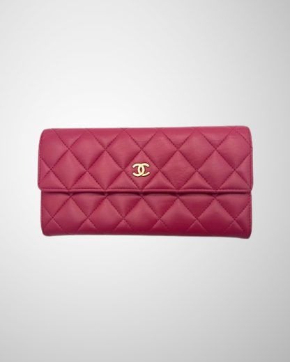 Vintage Chanel Classic Flap Pung i deep raspberry pink med quiltet design.