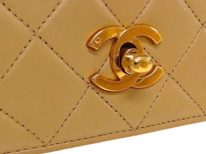 Chanel Beige Full flap lammeskind – CC-lås closeup