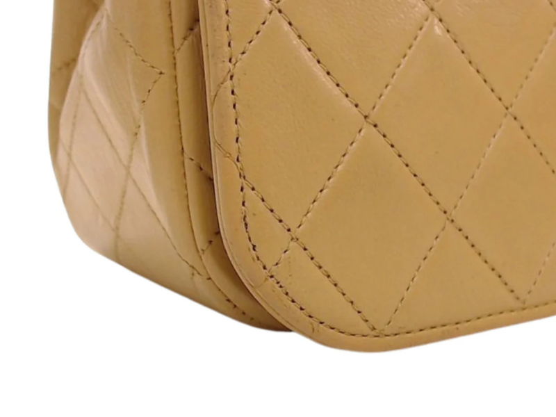 Chanel Beige Full flap lammeskind – højre hjørne