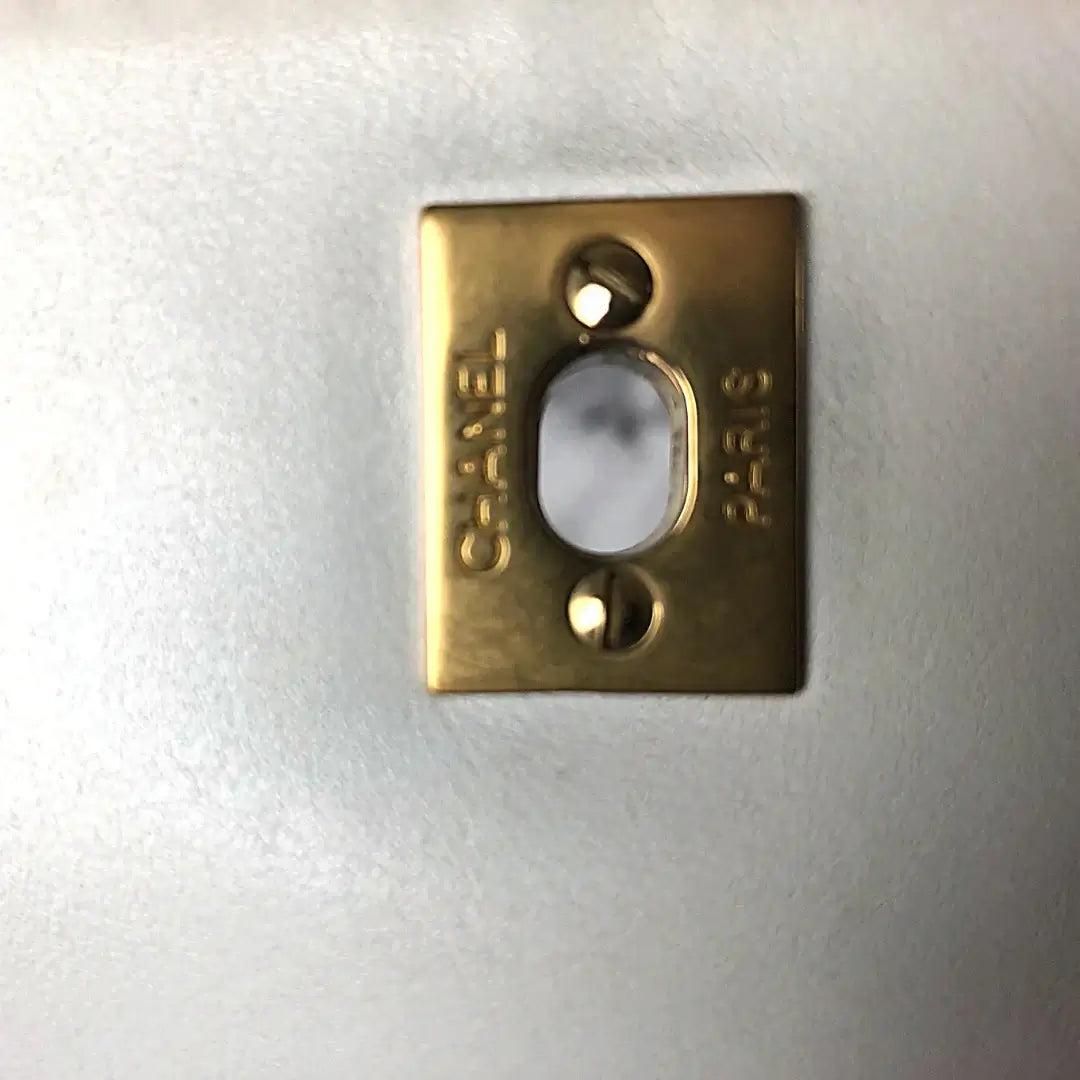 Chanel Classic Medium Single Flap hvid – hardware closeup