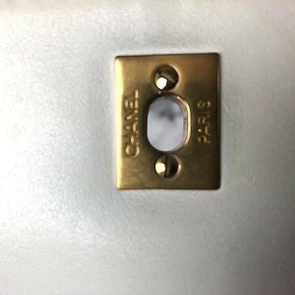 Chanel Classic Medium Single Flap hvid – hardware closeup