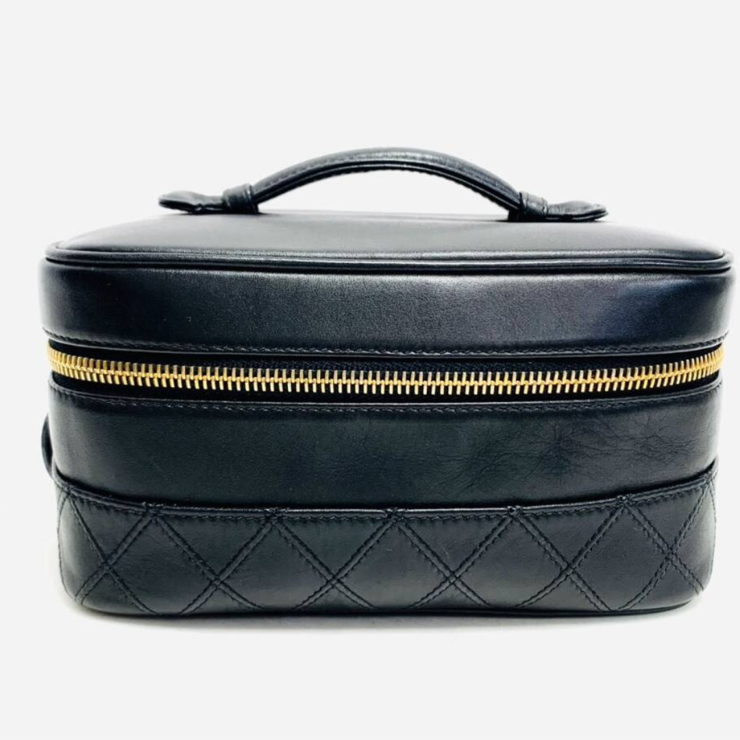 Chanel makeup case forside – klassisk sort quiltet læder og guld lynlås