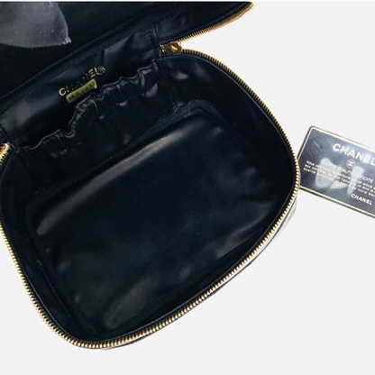 Indvendigt billede af Chanel makeup case med garantikort og serienummer
