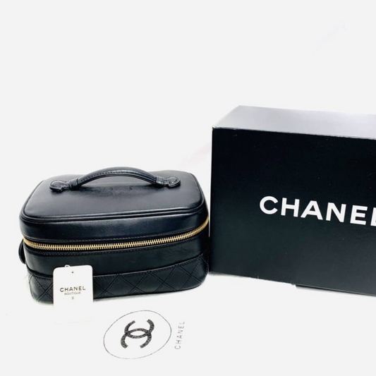 Chanel makeup case i sort lammelæder med æske og tilbehør – vintage kosmetiktaske