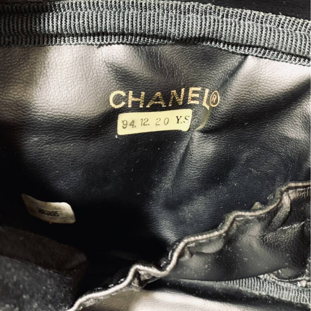 Chanel kosmetiktaske indvendig mærkat og serienummer vintage