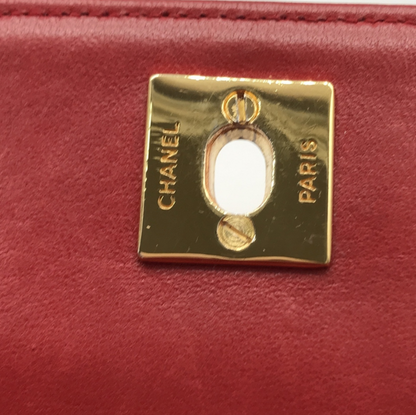 Chanel Matelassé rød – guld hardware closeup