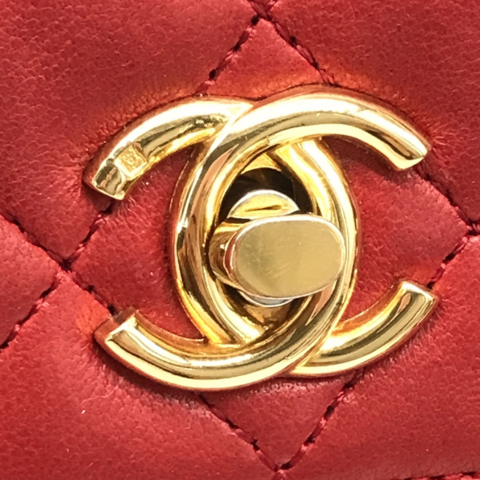 Chanel Matelassé rød – guld hardware lås closeup