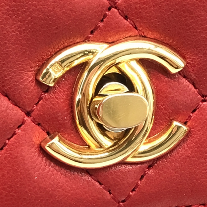 Chanel Matelassé rød – guld hardware lås closeup
