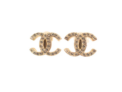 Chanel CC øreringe 09A – closeup af rhinsten og guldbelagt finish