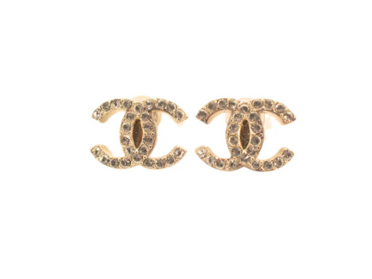 Chanel CC øreringe 09A – closeup af rhinsten og guldbelagt finish