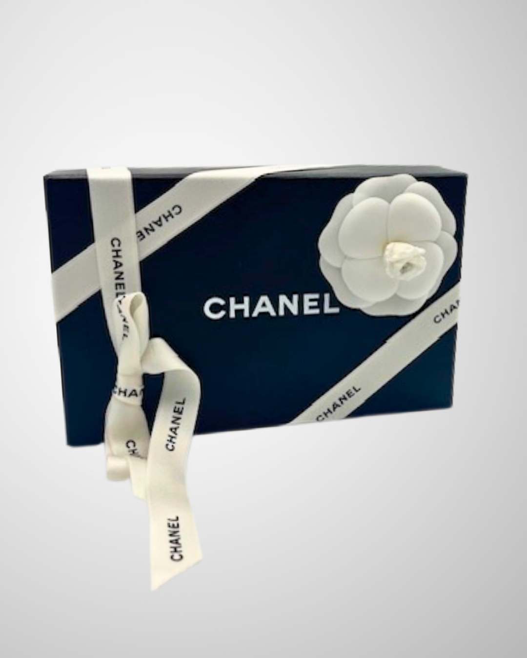 Vintage Chanel Classic Flap Pung med original æske og luksuriøs indpakning, ideel til gave.