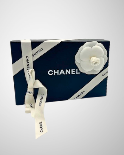 Vintage Chanel Classic Flap Pung med original æske og luksuriøs indpakning, ideel til gave.