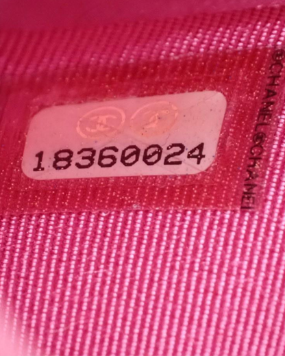 Vintage Chanel Classic Flap pung tag med serienummer 18360024 på indersiden.