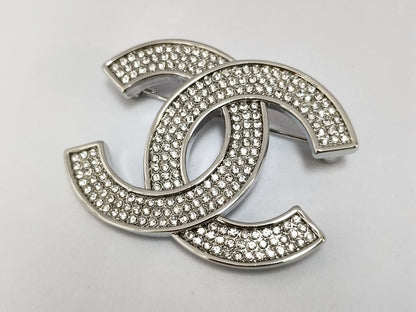 Chanel sølv broche B25C Coco Mark med nål – autentisk