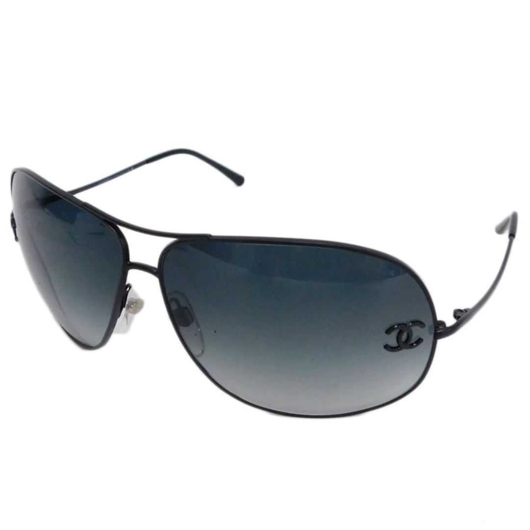 Chanel Coco Mark solbriller med sort stel og CC-logo