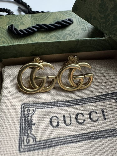 Autentiske Gucci GG Marmont øreringe i antikguld placeret i original Gucci æske og dustbag