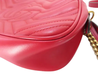 Gucci GG Marmont taske rød – matelassé quiltning closeup