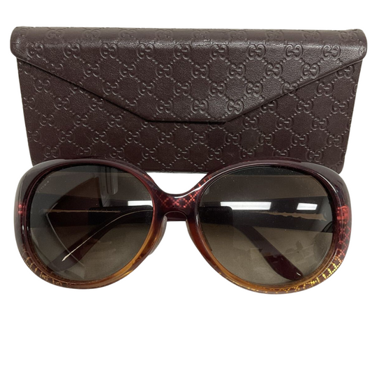Gucci solbriller GG3594/K/S set forfra ved siden af originalt Gucci-etui med GG-monogram