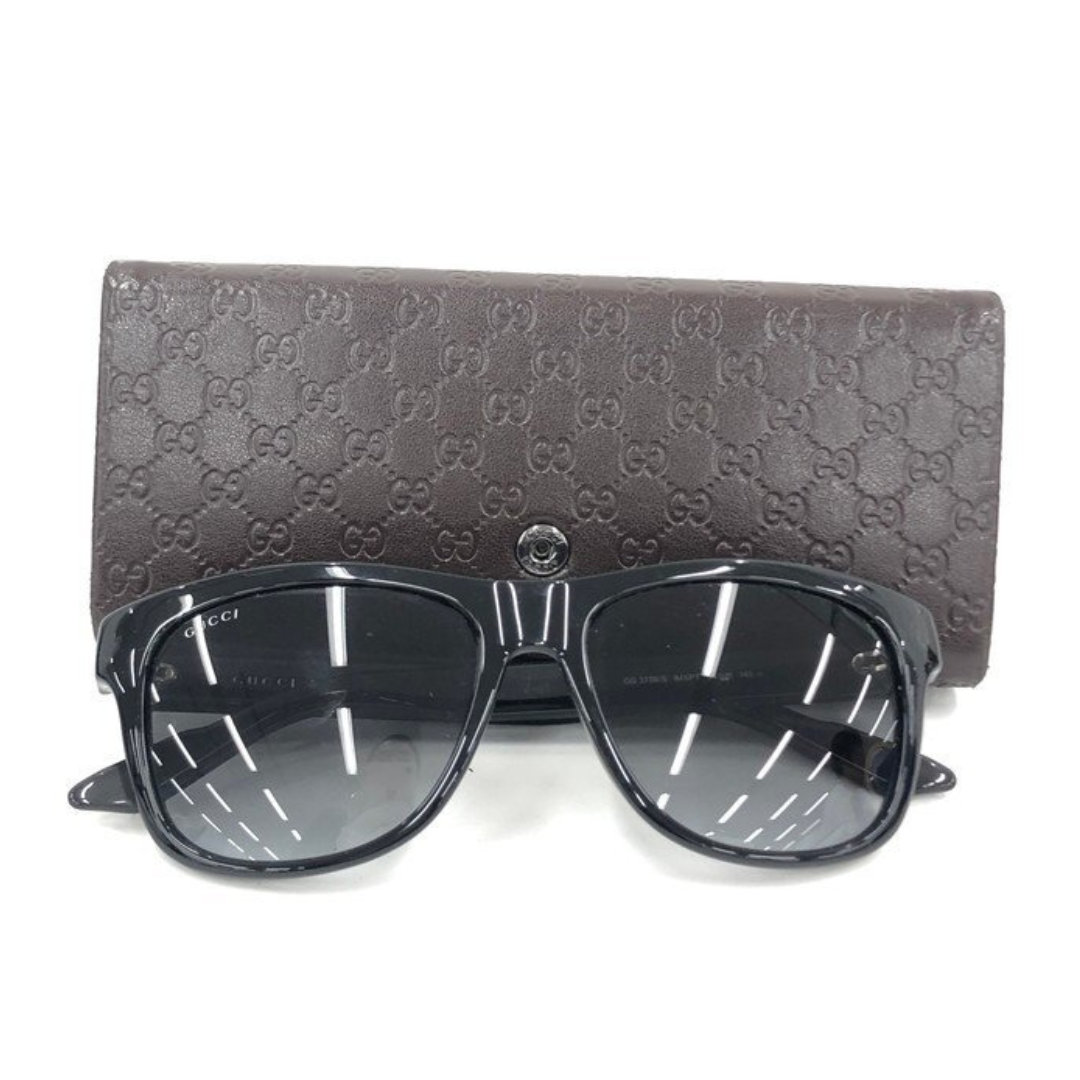 Gucci GG 3709S solbriller front i sort acetat med logo og inclusiv etui – preloved luksus eyewear