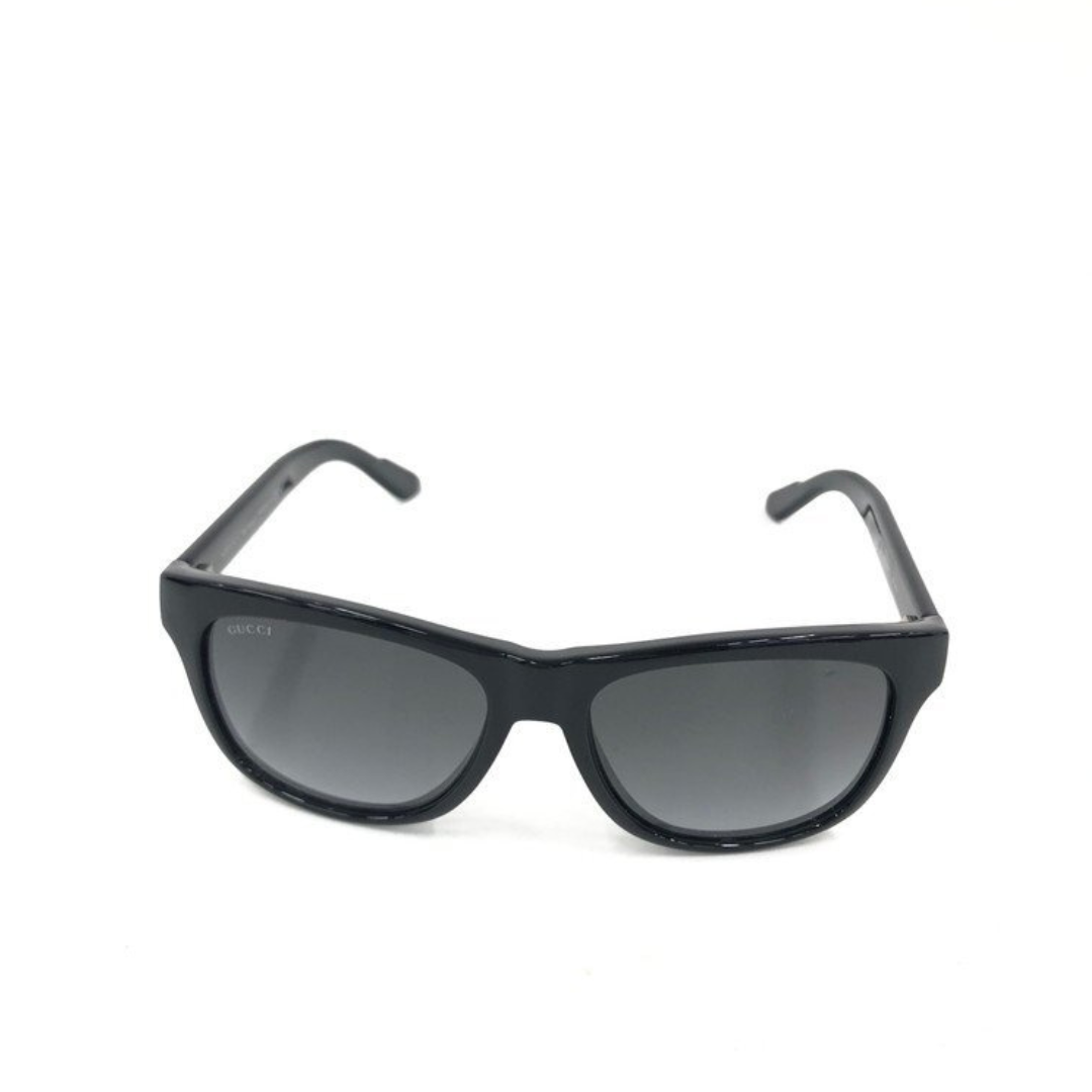 Gucci GG 3709S Solbriller – synsvinkel forfra med bred front og daytime-chic look