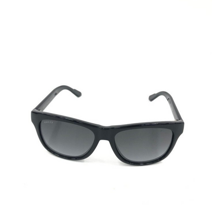 Gucci GG 3709S Solbriller – synsvinkel forfra med bred front og daytime-chic look