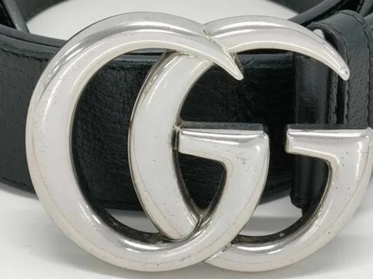 Gucci Marmont bælte, sølv – closeup af GG-spænde