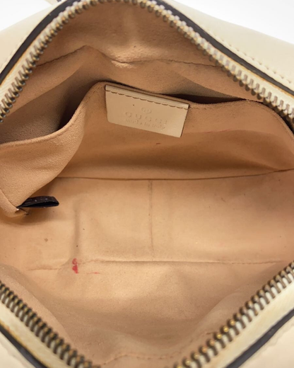 Indvendig udsigt af Mini Gucci Marmont Camera Taske med beige foret og signaturlabel.