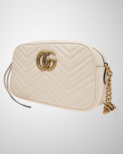 Mini Gucci Marmont Camera Taske i off-white med GG-logo og chevron-mønster i quiltet læder.