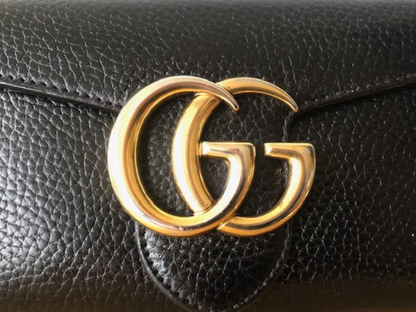 Gucci Marmont pung, continental, sort – GG-logo closeup