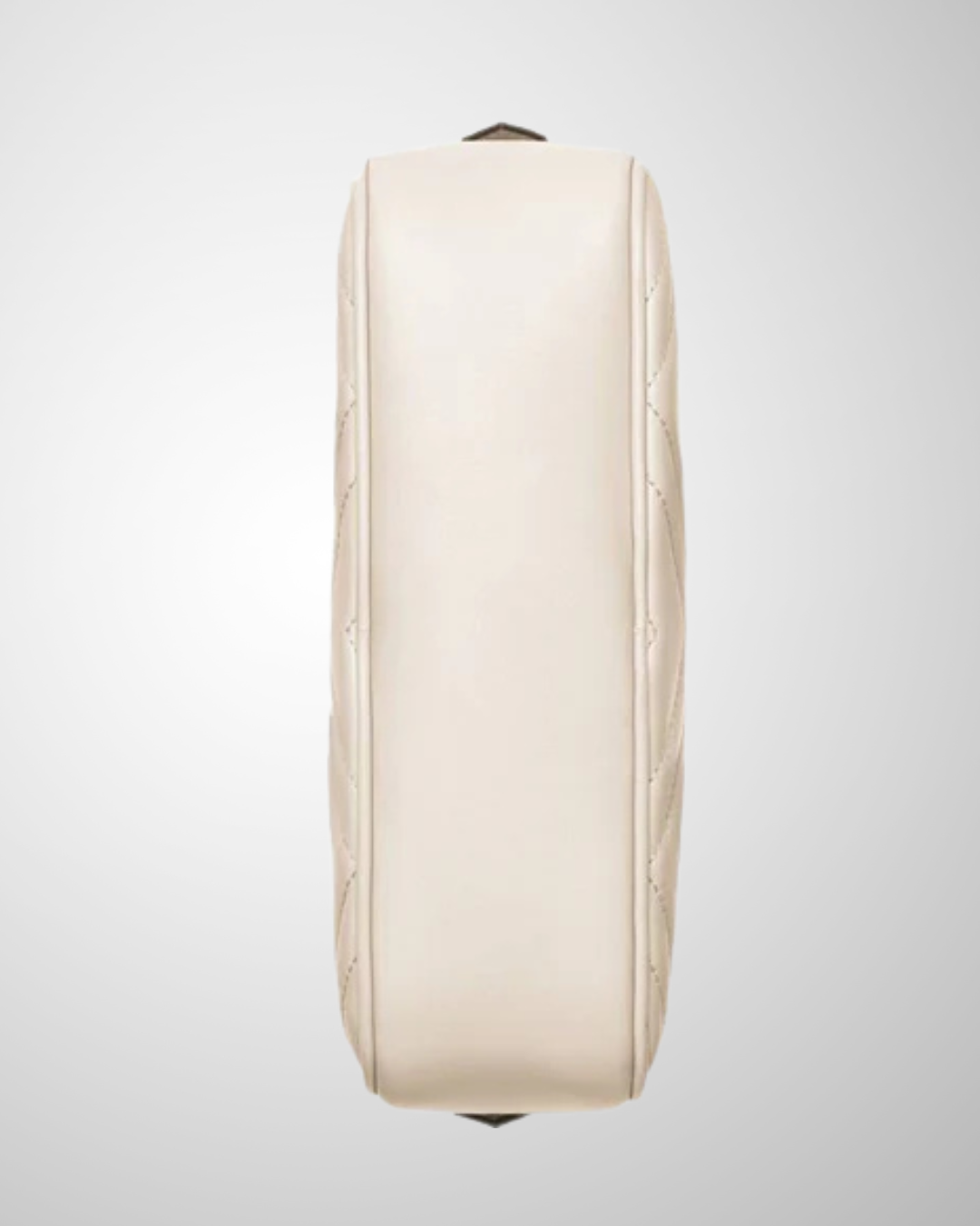 Mini Gucci Marmont Camera Taske set fra siden, fremhæver det quiltede, off-white læder og minimalistiske design.