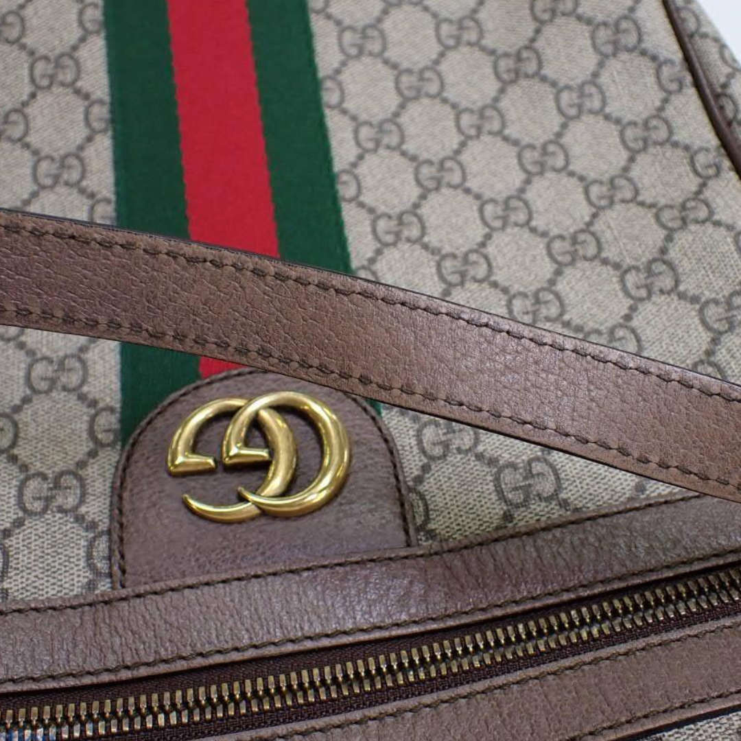 Nærbillede af Gucci Ophidia Messenger taske med GG-logo og web-stribe – Reluxe.dk