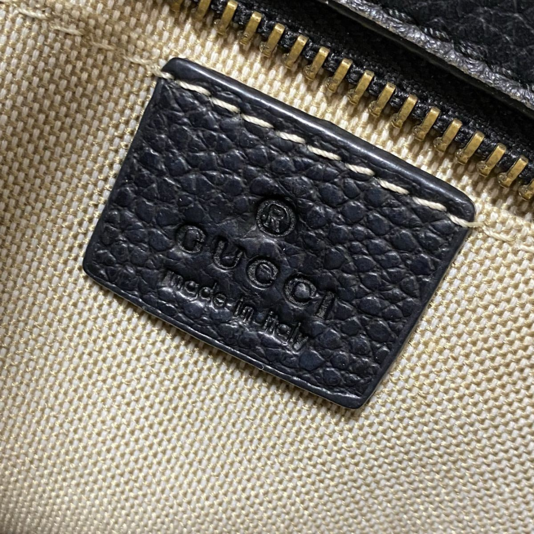 Close-up af GG-logo heatstamp på Gucci Soho Small crossbody i læder