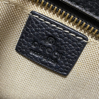 Close-up af GG-logo heatstamp på Gucci Soho Small crossbody i læder