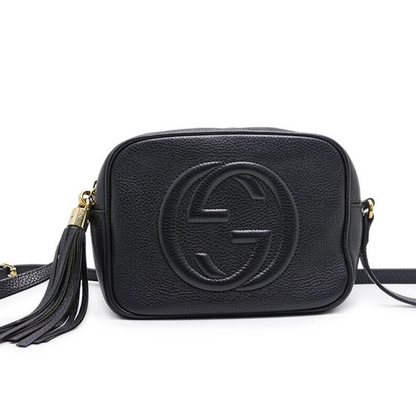 Gucci Soho GG Small crossbody taske i sort læder set forfra med præget logo