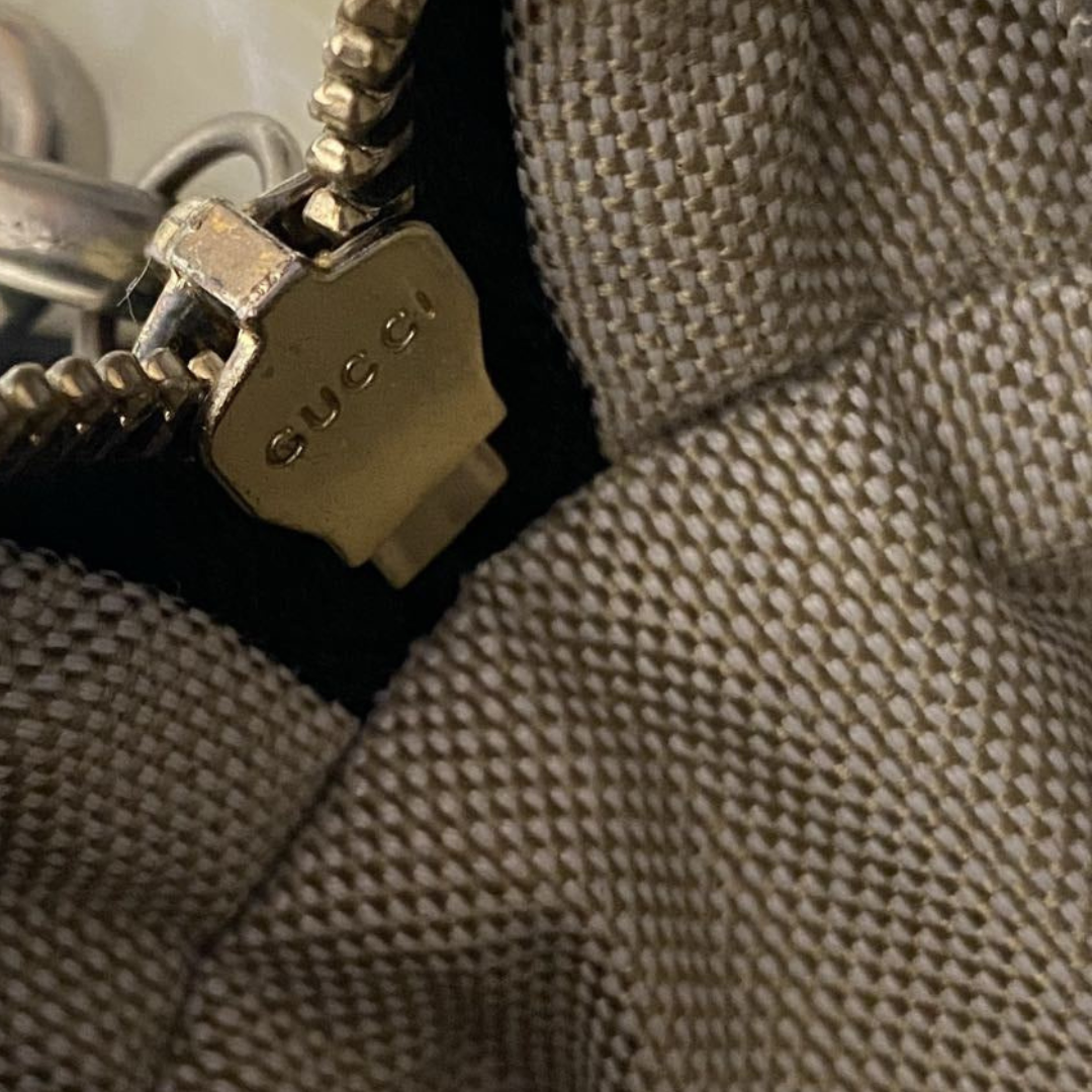 Gucci Soho GG Small lynlåslukning med indgraveret logo i guld