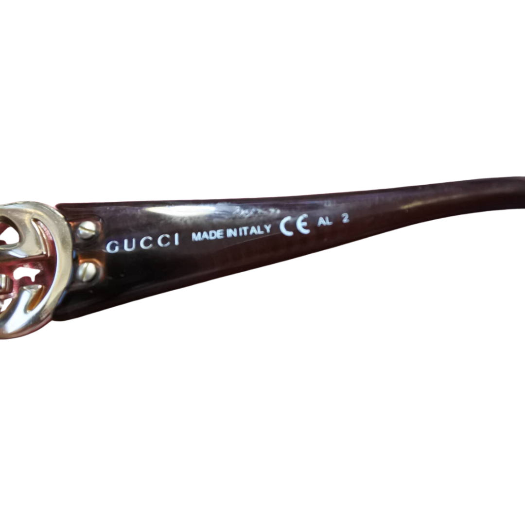 Detalje af Gucci solbriller – stel med Gucci Made in Italy gravering