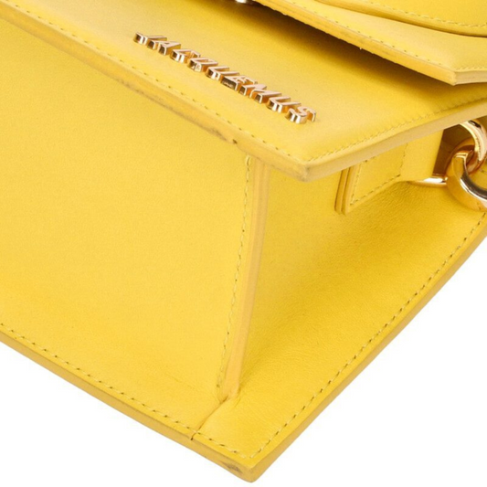 Detalje af Jacquemus Le Chiquito Medium – close-up af guldfarvet logo og premium læderfinish