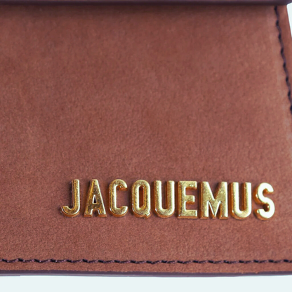 Jacquemus Le Chiquito Mini – nærbillede af logo i guld