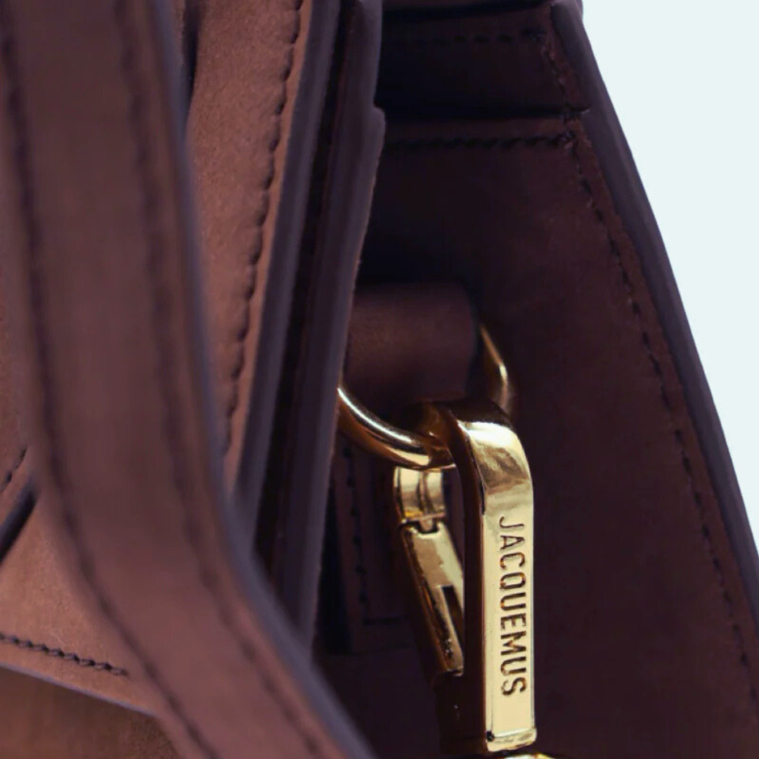 Jacquemus Le Chiquito Mini – guldfarvet hardware med indgraveret logo