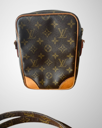 Close-up af Louis Vuitton Amazone monogram canvas bagside med vachetta-hjørner