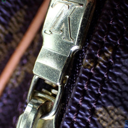 Louis Vuitton lynlås med LV-logo på Amazone crossbody taske
